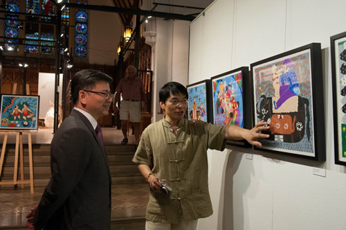 畫家代表為彭總領(lǐng)事介紹