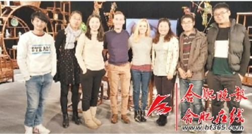 老師們和主演合影。(高勇