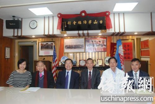 寧陽總會館和《淘金英雄》紀錄片人員在記者會上合影。(美國《僑報》/吳卓明