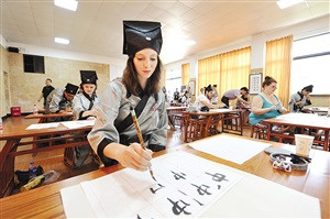 圖為交流生身著漢服臨摹書法字帖。(吳斌攝)