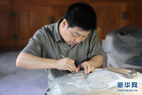 江亮根正在制作歙硯