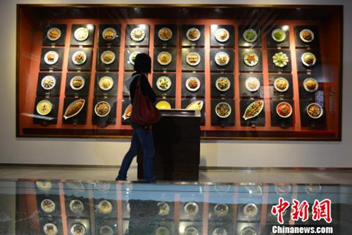 資料圖:數(shù)十種固定于墻上的“川菜”讓游客垂涎。(張浪 攝)