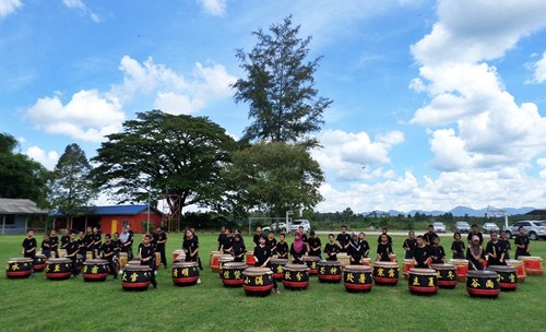 營(yíng)員同時(shí)敲擊48面鼓。(馬來(lái)西亞《星洲日?qǐng)?bào)》)