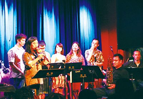 這臺(tái)音樂(lè)會(huì)還請(qǐng)到諸多大咖級(jí)嘉賓參演。(鄢嫣