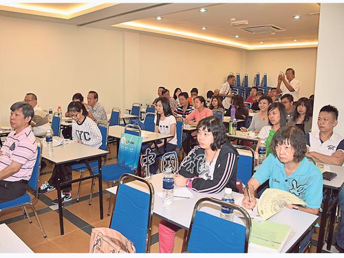 昔縣高級中藥配藥師培訓(xùn)課程的參與者,中年和青年參與者占了60%。(馬來西亞《中國報》/鄭明麗