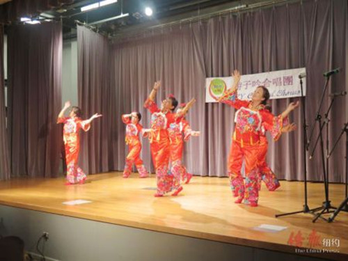 游子吟舞蹈隊帶來精彩舞蹈《又見北風(fēng)吹》。(美國《僑報》/王伊琳