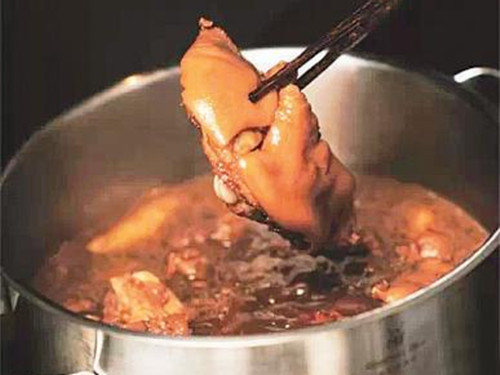 秘制豬手(資料圖:美國(guó)《僑報(bào)》)