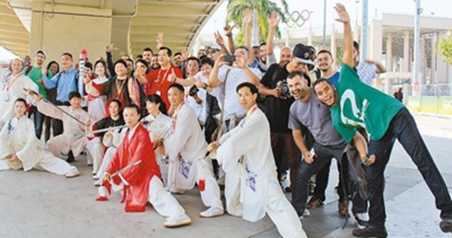 當(dāng)?shù)貢r(shí)間8月7日,中國臻太極代表團(tuán)成員在表演結(jié)束后和觀眾合影。