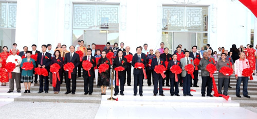 何國(guó)忠在眾嘉賓陪同下,共同為“一帶一路”文化之旅─中國(guó)書畫藝術(shù)大馬賞展主持開幕和剪彩。(馬來(lái)西亞《星洲日?qǐng)?bào)》資料圖)