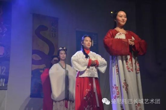 中國(guó)僑網(wǎng)藝術(shù)團(tuán)成員演繹漢服秀