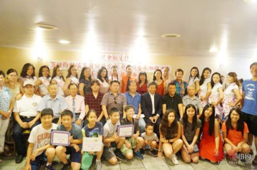 美國(guó)繁榮華埠總會(huì)華埠記者會(huì)出席嘉賓合影。(美國(guó)《僑報(bào)》/陳辰