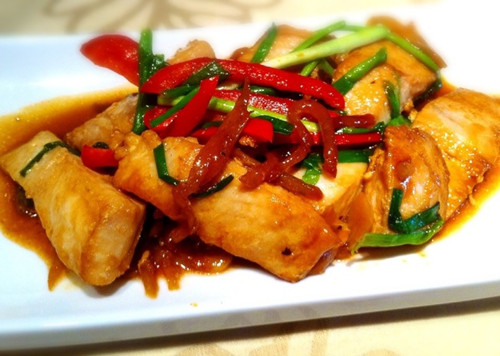 紅燒榨菜旗魚(資料圖:美國《世界日報》)