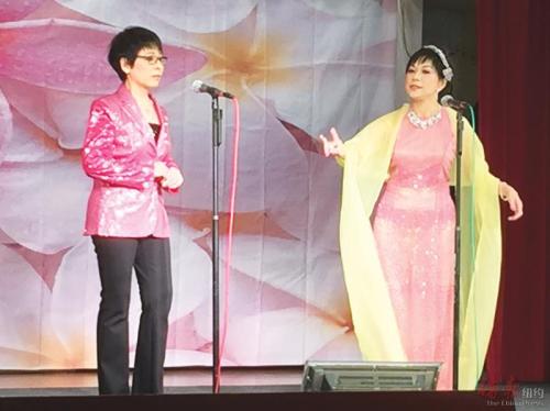 廖莫愁與曾碧華合唱“紅葉詩媒”。(美國《僑報》)