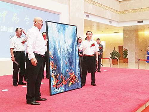 李洪濤向?qū)幭牟┪镳^捐贈(zèng)油畫《叢中笑》。(美國(guó)《僑報(bào)》/趙實(shí)