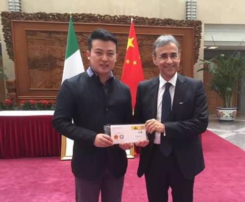 北京奧運(yùn)全球火炬手服裝設(shè)計(jì)師楊潔(左)。(香港大公網(wǎng)