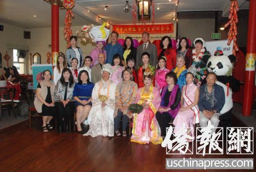 中秋街會(huì)工作人員和嘉賓合影。(美國(guó)《僑報(bào)《/吳卓明