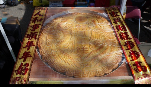 第一屆活動贊助商送來巨型月餅,瞬間分光。(美國《世界日報》資料圖)