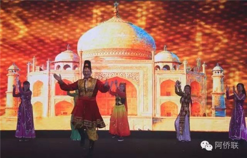 中國僑網(wǎng)外交官表演維吾爾族舞蹈《歡樂的跳吧》