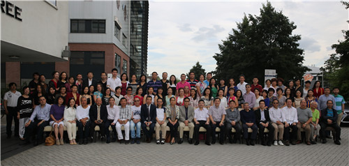 荷蘭華人中醫(yī)藥學(xué)會(huì)全體與會(huì)者合影留念。(張亮