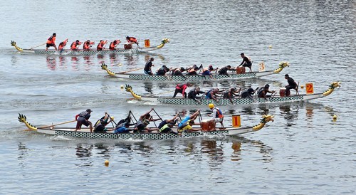 盡管烈日當空,各參賽隊伍卯足全力爭奪冠軍寶座。(馬來西亞《星洲日報》