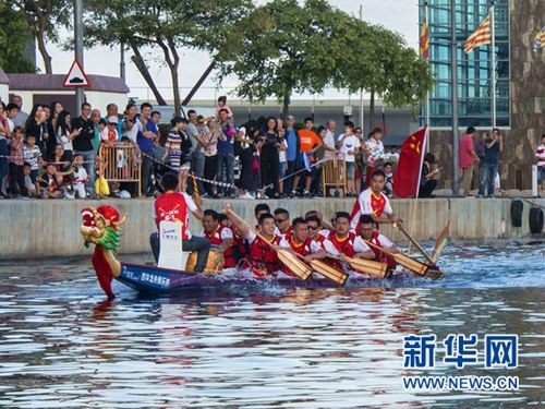龍舟友誼賽。新華網(wǎng)發(fā)(賀耀龍攝)