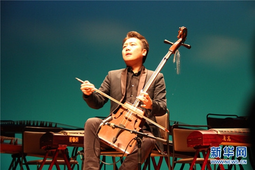 金滿達(dá)演奏馬頭琴獨(dú)奏《萬馬奔騰》(新華社記者