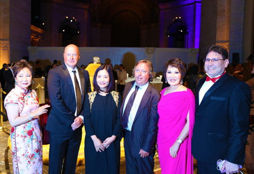 郭培(左三)與Bob