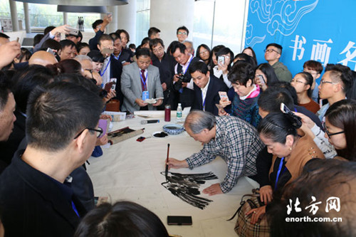 天津美協(xié)主席王書平與華人書畫家交流。(霍艷華