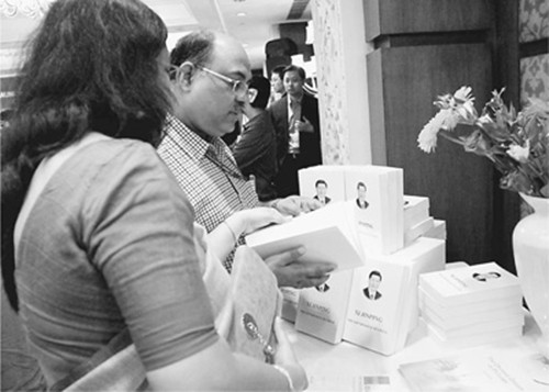 印度讀者在展臺(tái)前翻閱《習(xí)近平談治國(guó)理政》英文版。(苑基榮