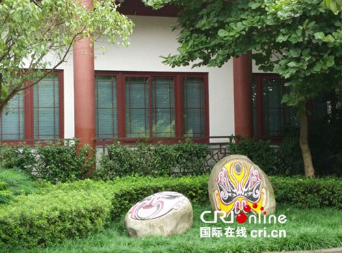 川劇院隨處可見的臉譜造型。(唐遠(yuǎn)貴