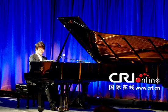 郎朗在慈善音樂晚宴表演
