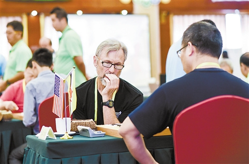 一位美國(guó)選手在比賽中思考。