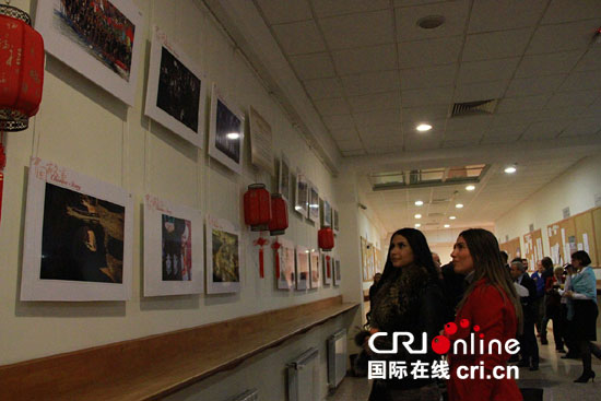 來賓參觀“中國故事2016”圖片展