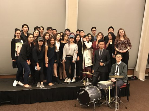 賽后演職人員合影留念(僑報實習(xí)生臺賽攝)