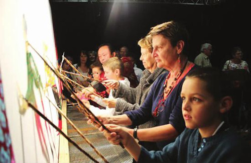 外國友人學習皮影表演。(資料圖)