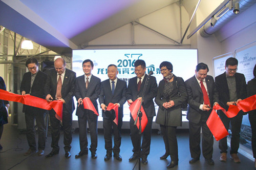 眾嘉賓為開幕式剪彩。(法國《歐洲時報》/途捷