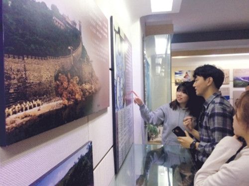 中韓大學(xué)生參觀崔致遠(yuǎn)紀(jì)念館。