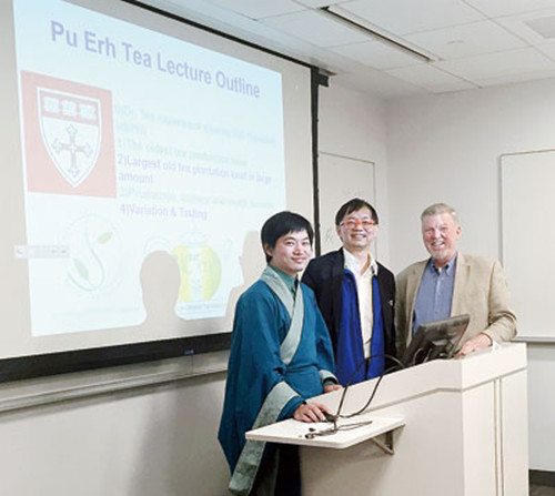 “茶博士”張興才(左一)在普洱茶講座現(xiàn)場。(美國《星島日報》/李強(qiáng)