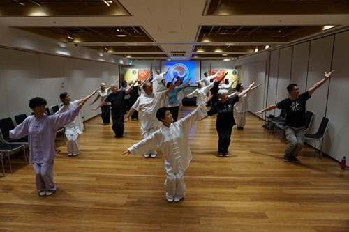 趙艷霞教授帶領(lǐng)學(xué)員習(xí)練健身氣功。