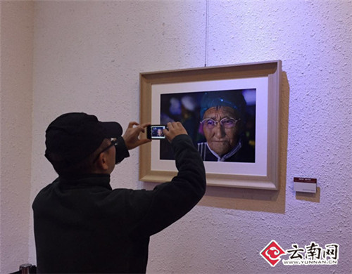 攝影展現(xiàn)場(chǎng)市民翻拍攝影作品