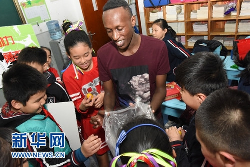 留學(xué)生走進(jìn)山東師大附小品味傳統(tǒng)文化