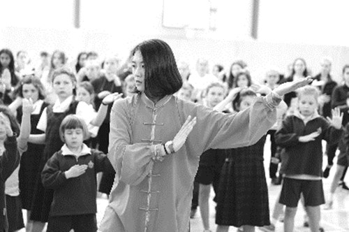 中國(guó)助教申慧思帶領(lǐng)新西蘭學(xué)生練習(xí)太極。(方華