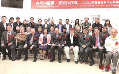 活動主辦方攜參與畫家一起與嘉賓合影。(美國《僑報》/陳辰