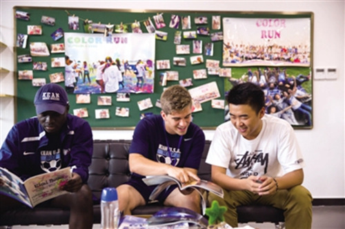 肯恩學生在交流。圖片由溫州肯恩大學提供