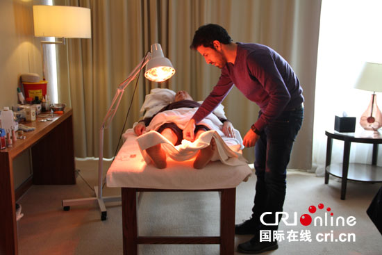 烏薩馬在給患者做治療。(攝影