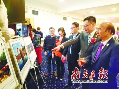 圖片展吸引澳大利亞華僑華人駐足觀看。(郎國華