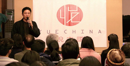 中國(guó)僑網(wǎng)展覽策劃人陳玠甫在會(huì)上致辭。(法國(guó)《歐洲時(shí)報(bào)》德國(guó)版/張涵 攝)