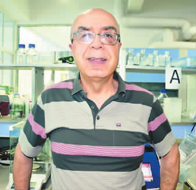 中國(guó)僑網(wǎng)雅科夫在實(shí)驗(yàn)室。