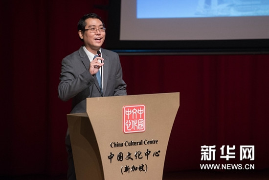 中國僑網(wǎng)彭俊豪在中新人文交流論壇上發(fā)表演講。新華網(wǎng)發(fā) 王應(yīng)耀攝