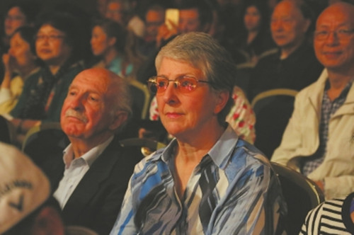 中國僑網(wǎng)澳洲觀眾全神貫注。(鄭皓天 攝)